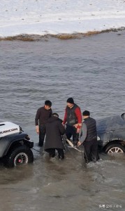 60岁于东来跳冰河救被困车辆 热心肠感动众人