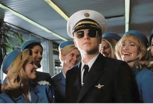 男子冒充空乘人员骗数百次免费飞行 现实版《猫鼠游戏》再现