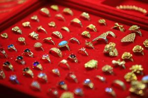 金价暴涨胖东来金店挤爆了 代购疯狂抢购