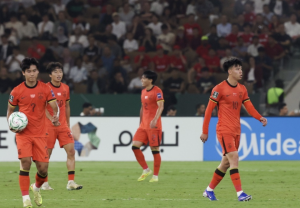 心疼！U23国足多人抹泪，李昊伤心掩面，王钰栋神情落寞+哭着谢场 创造队史最佳成绩