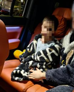 男童凌晨街头迷路男子脱衣为他取暖 好心人寒夜救助获赞