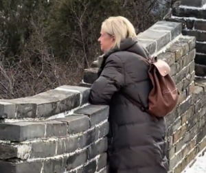 外国女士伫立在长城边久久不愿离去 感受着中国历史的厚重魅力