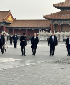 英首相参观故宫和游客微笑打招呼 文化交流增进友谊