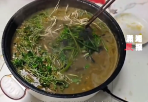 女子回应吃自制火锅中毒双手变蓝 ：煮了个菜进去汤就变黑了