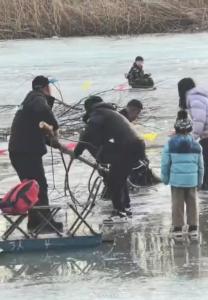 天津一家三口坠入冰窟已脱险 见义勇为者迅速救援