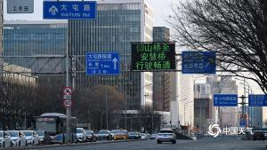 印度火车轨道堆木头致路人被击飞 网友批评民众安全意识薄弱