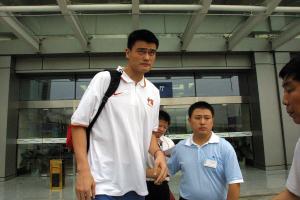 姚明米兰传递火炬被外国路人围观 国际符号闪耀街头