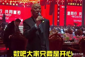 河南这位爱发钱的老板又发钱了 春节前再撒福利