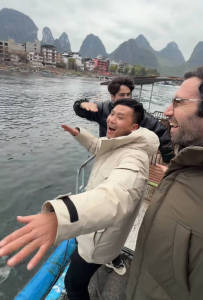 两名外国人从海南打车到哈尔滨 连续剧式视频火遍网络