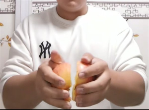 男生“天生神力” 掰断80公斤臂力器 现代版李元霸再现