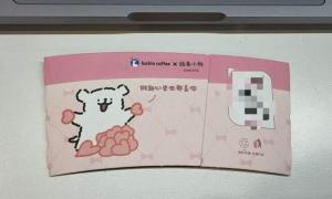 瑞幸 错别字 杯套设计失误引热议