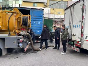 北京一小区数年来污水倒灌，有住户无奈用水泥堵地漏，多方介入了 协商解决终见成效