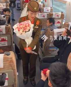 春运车厢内被求婚列车长发声：真的又惊又喜，感觉好不真实