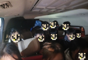 9座面包车狂塞18人上高速 遇查车竟把扔下10人