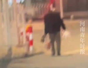 女子夜晚街头偶遇“无头人” 下一秒镜头一转吓坏网友