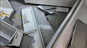 一小区住户家中冰箱发生爆炸 维修后四天出事