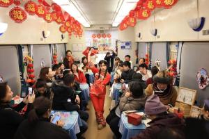 这趟火车不一般 上车就是热乎炕 东北味溢出屏幕