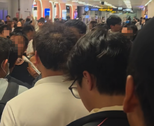 曼谷飞重庆航班延误17小时百人滞留 乘客：没见到领导出面解决问题