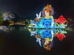 璀璨彩灯点亮星湖山水，肇庆首届环星湖中华彩灯嘉年华启幕