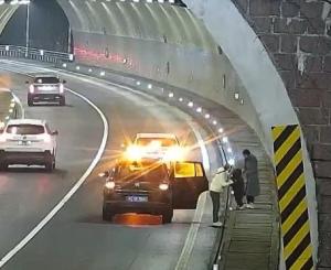 交警一通电话救下四名乘客 生死时速