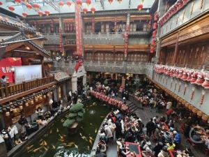 年轻人“反向过年”捧红小城餐饮 文旅花式“留人”