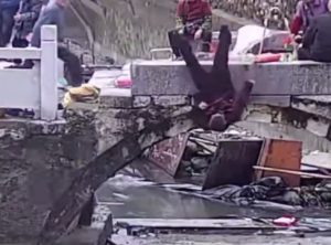 老人坐无护栏桥头不慎落水 城管飞奔救人