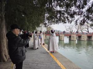 女子在颐和园不慎坠湖 众人合力相救 3分钟紧急救援