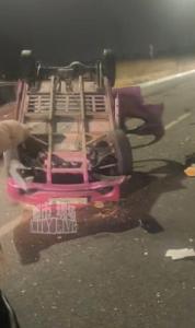 “老头乐”被追尾后侧翻 4人受伤 好心市民勇救被困者