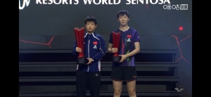 女单颁奖典礼全收录：王曼昱亚军孙颖莎卫冕夺冠 两姐妹有爱合影