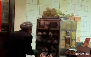 景区回应商家用嘴往烤炉上喷水 食品安全引关注