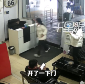 女孩推门碰碎玻璃门本能用手接 孩子爸爸：人没事