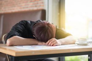 午睡并不是时间越长效果越好 短一点更清醒