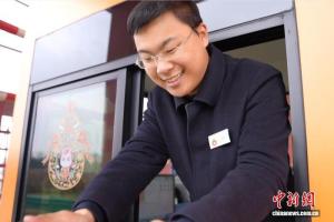 “00后”高速收费员微笑走红 真诚服务获赞