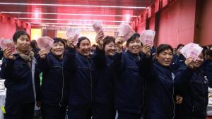 河南矿山老板妇女节给女员工发红包 温暖关怀展现企业担当