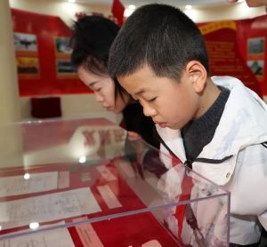 向军车敬礼的小男孩来部队啦 国防体验之旅开启