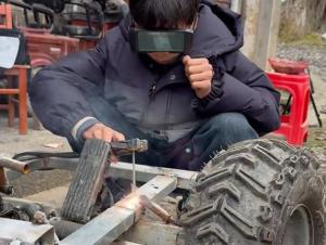 15岁男孩花800元压岁钱造了辆车 梦想焊成现实