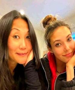 谷爱凌和妈妈一起出席活动 低调听相声展现真实自我