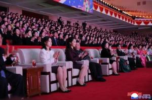 金正恩携妻女观看妇女节演出 向妇女致谢并寄语