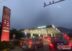 油价上调！加油趁现在！车主抓紧时间加满油箱