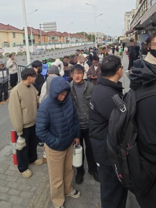 全网催的水煎包店开业爆桌 不到中午全部抢光 排队近半小时才喝到汤