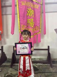 父亲回应英歌女孩表演时意外掉鞋 小舞者气场十足