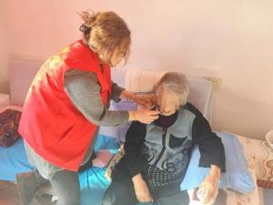 老人摔倒受伤社区开启7天爱心接力 护老小分队温情守护