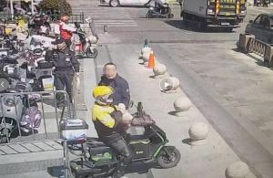 外卖小哥遇幼童卡喉帮忙急救 善举感动网友