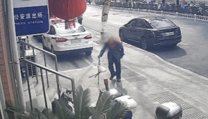 爷爷跨越2200公里找孙女看哭网友 思念的力量