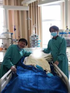 82岁老伯拉着老伴的手含泪告别 跨海坚守终落幕