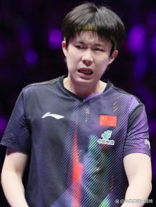 王楚钦差点吐了！对阵松岛辉空候场时几度干呕，赛场中频露痛苦表情包 密集赛程“榨干”顶尖运动员