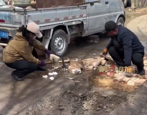 女子提议修补路面家人齐上阵 网友：全家没有一个扫兴的