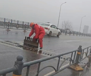 骑手雨中徒手复位数十斤钢板 暖心举动获点赞