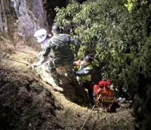 游客发现翼装飞行者被挂崖壁报警 多方联合展开紧急救援