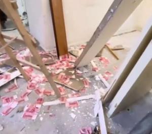 房东现金放吊顶夹层装修时掉出 意外发现两万余元